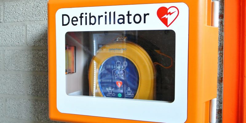 Comment utiliser correctement un défibrillateur ? 