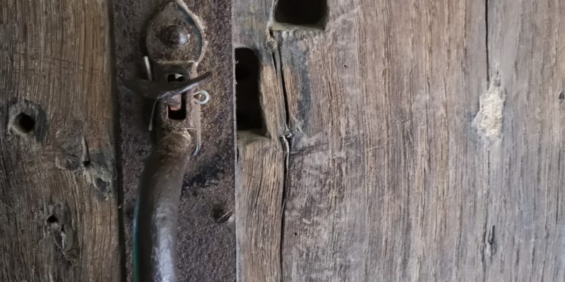 Comment réparer un trou dans une porte ?